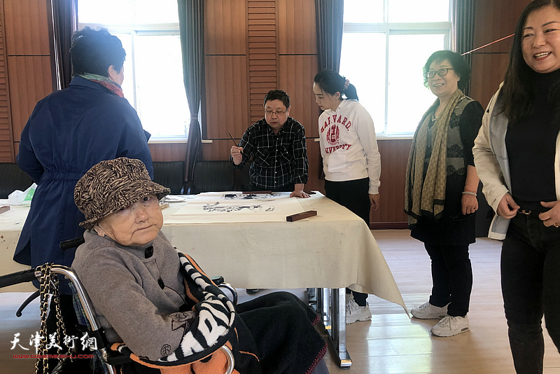 纪振民先生女弟子张秋艳为了不错过踏青、写生的机会，带着95岁高龄的老母亲赴蓟州参加活动。