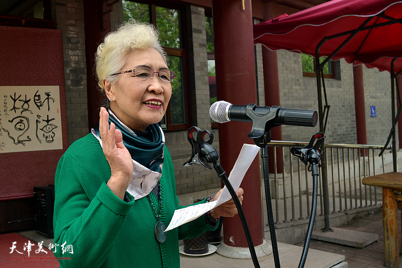 崔桂珍女士主持了高振恒教授书法展开幕仪式。 