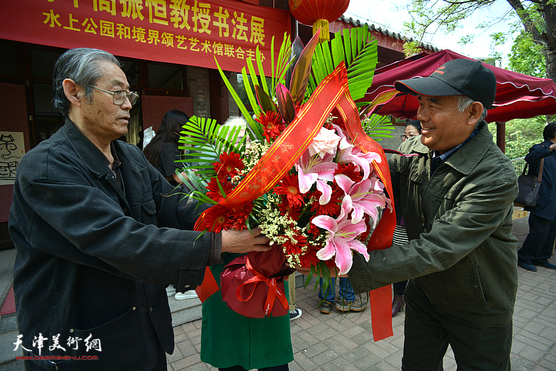 朋友送来鲜花祝贺高振恒教授书法展开幕。