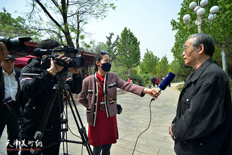 高振恒在书法展现场接受天津广播电视台记者齐祺采访。