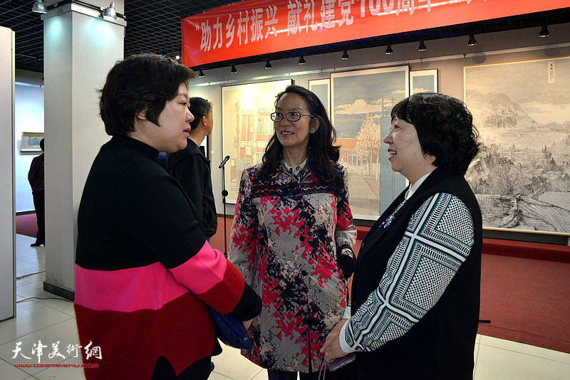 苏坚、白琳琳、卢永琇在展览现场交流。
