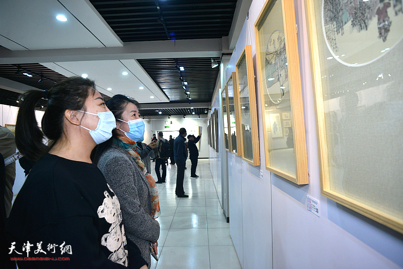 青年艺术家阚传好驻村帮扶百幅青年美术作品展现场。