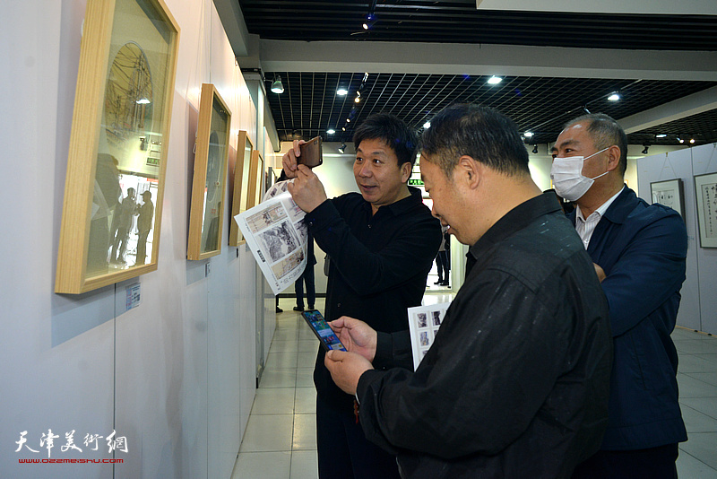 青年艺术家阚传好驻村帮扶百幅青年美术作品展现场。