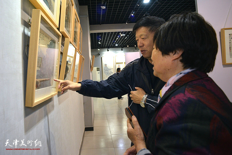 青年艺术家阚传好驻村帮扶百幅青年美术作品展现场。