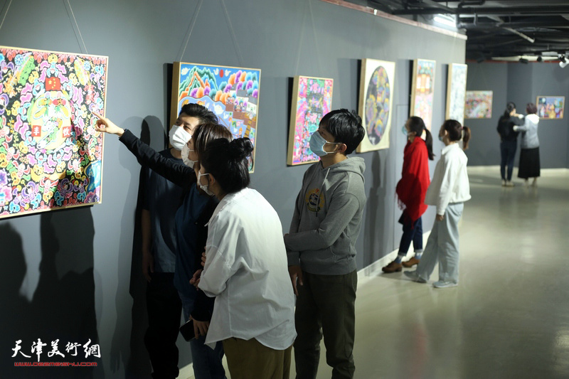 “迎五一”现代民间绘画展在天津市群艺馆拉开帷幕