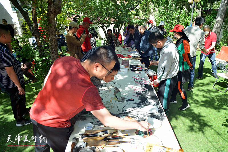 天津著名书画艺术家在润园为“跨越时空 红动四方”主题活动挥毫泼墨。