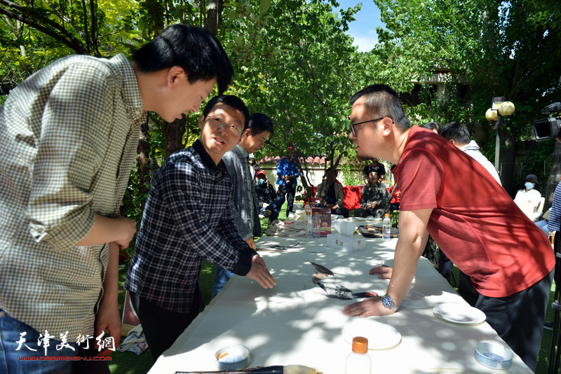 杨海涛、王少桓、孙文龙、杜月超、田怀良在“跨越时空 红动四方”主题活动现场挥毫泼墨。