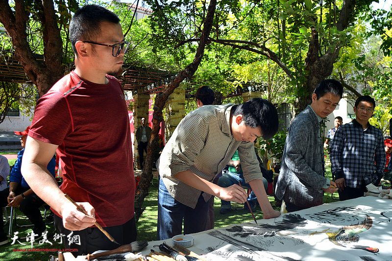 杨海涛、王少桓、孙文龙、杜月超、田怀良在“跨越时空 红动四方”主题活动现场挥毫泼墨。