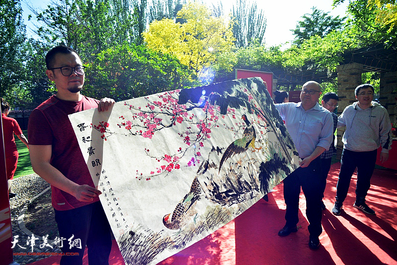 参加活动的书画家将花鸟画作品《春和景明》赠送贵州中烟。