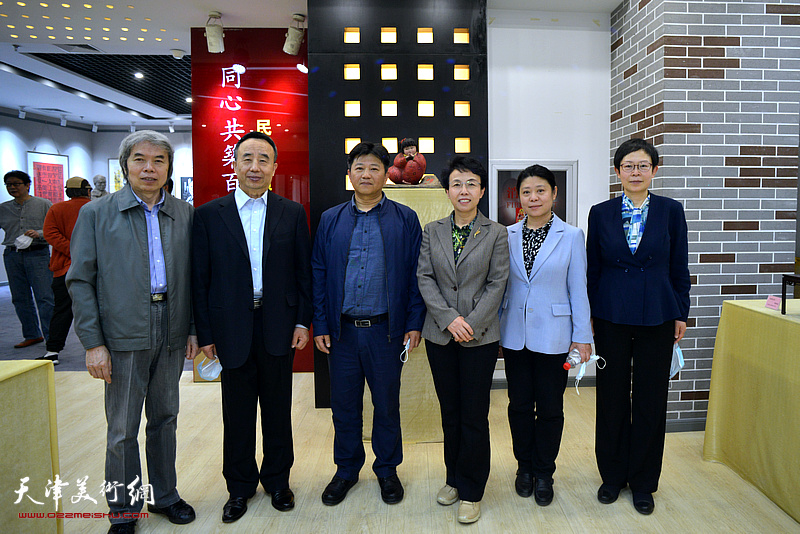 左起：孙敬忠、高玉葆、魏强、程红、富心悦、费巍在展览现场。