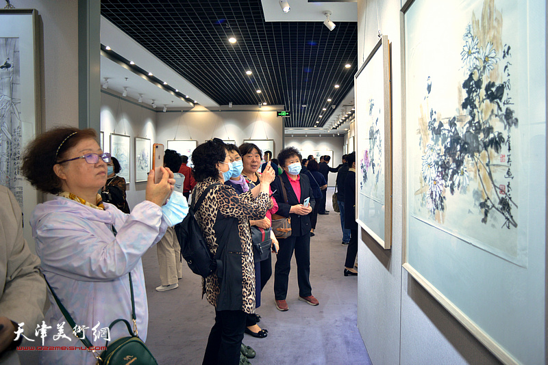 “意象情怀”王群英中国画作品展现场。