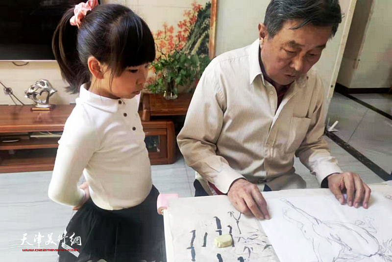 赵毅先生指导贾静雨画画。