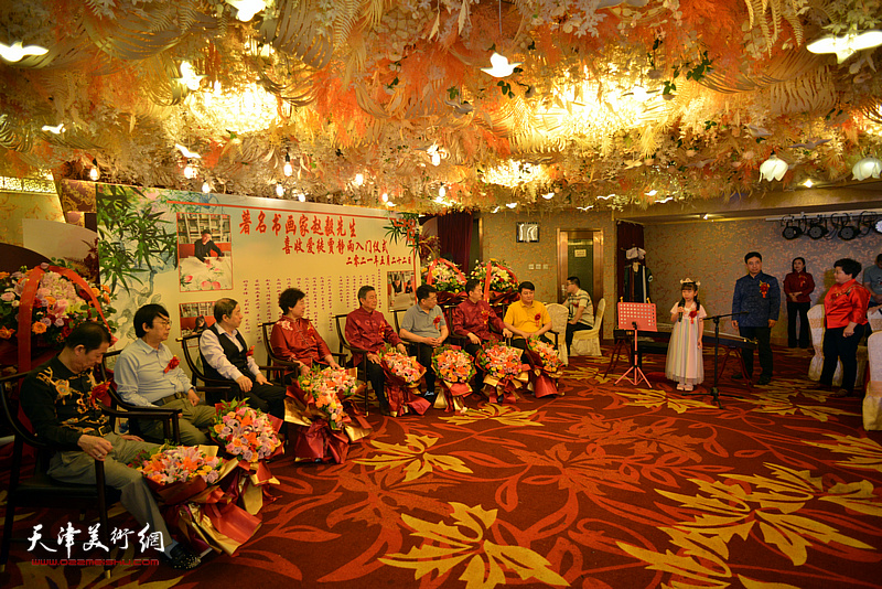 书画艺术家赵毅先生喜收小爱徒贾静雨拜师仪式现场。