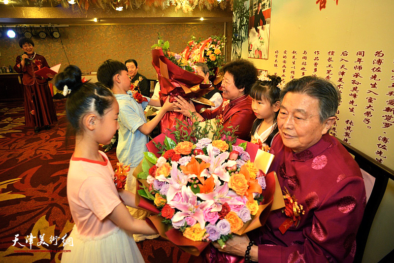 花仙子向师父赵毅、师母王晓洁献花。