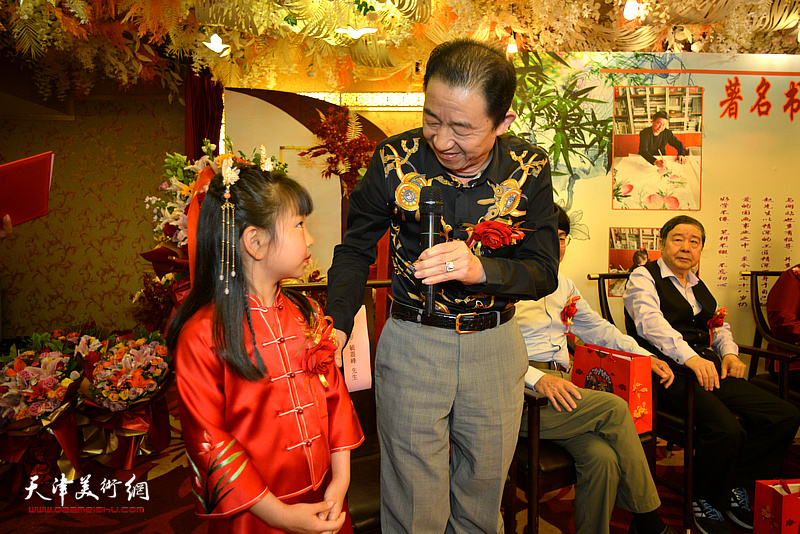 著名画家爱新觉罗·毓震峰先生祝贺赵毅先生喜收小爱徒贾静雨。