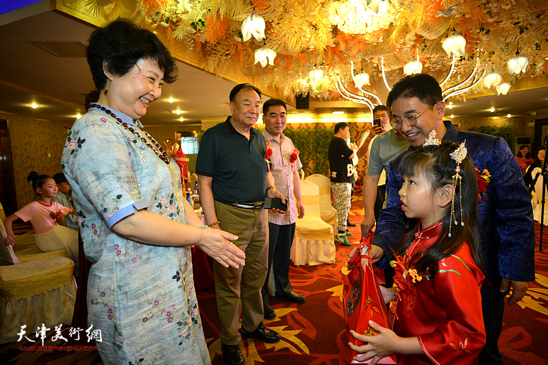 王健、白樱、徐奎向贾静雨表示祝贺。