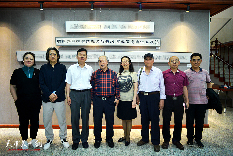 左起：赵星、李毅峰、于和平、王书平、卢永琇、郭凤祥、阚传好、李良田在作品巡展现场。