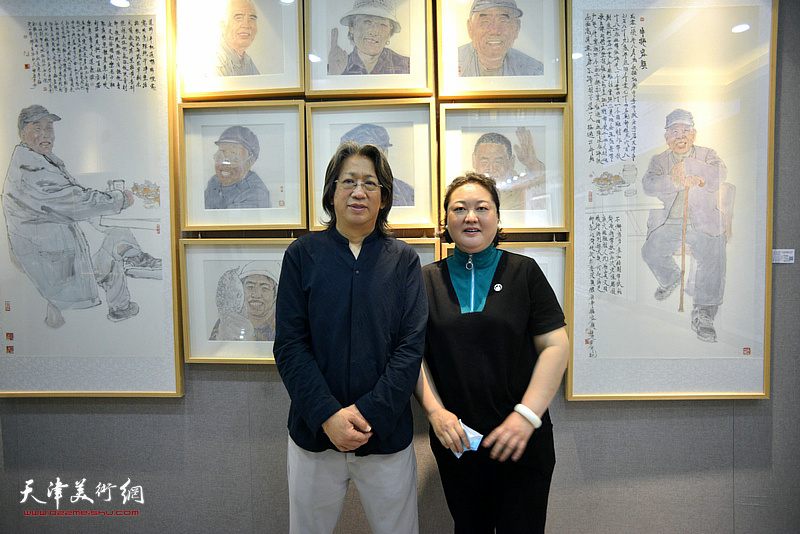 李毅峰、赵星在作品巡展现场。