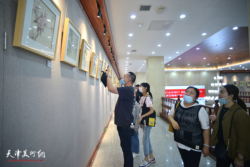 阚传好百幅驻村帮扶纪实美术作品巡展第三站在西青区文化中心开展。