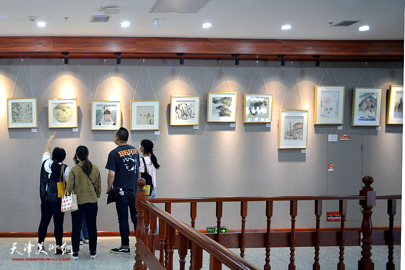 阚传好百幅驻村帮扶纪实美术作品巡展第三站在西青区文化中心开展。