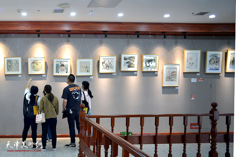 阚传好百幅驻村帮扶纪实美术作品巡展第三站在西青区文化中心开展。