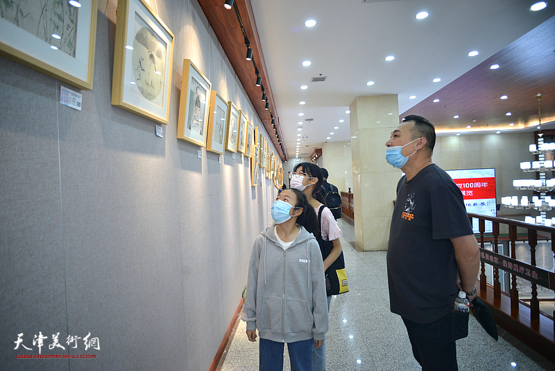 阚传好百幅驻村帮扶纪实美术作品巡展第三站在西青区文化中心开展。
