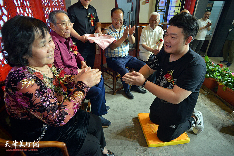 弟子杨斌向师母于金兰敬茶。