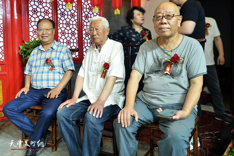 左起：宋嘉森、杨洪山、马俊卿在万珂新喜收新徒杨斌拜师仪式现场。