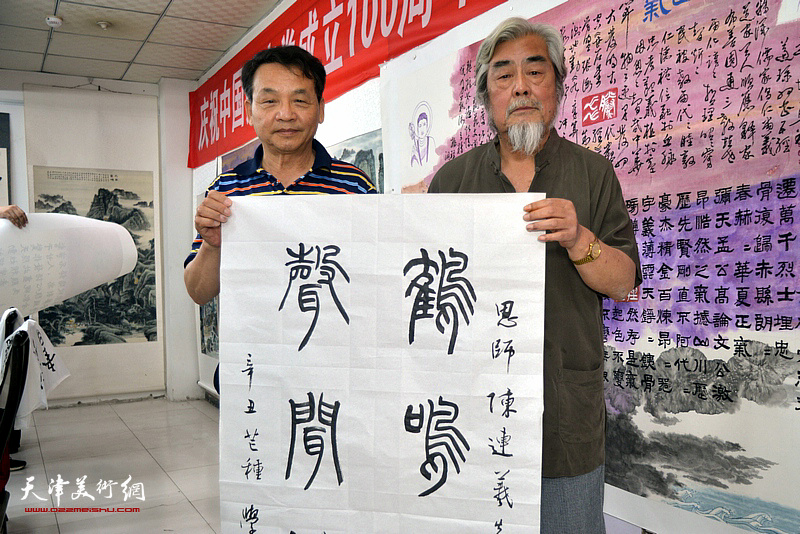 陈连羲、孟新民在陈连羲书画艺术展现场。