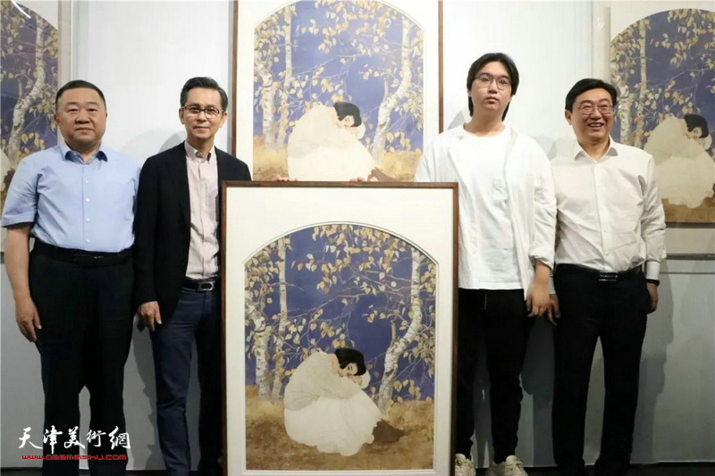 何家英、慕容良和001号作品购藏者合影留念