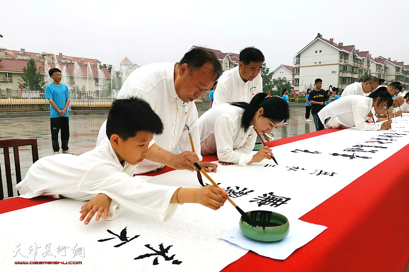  西青区精武镇姚村举办书写百米长卷庆建党百年活动