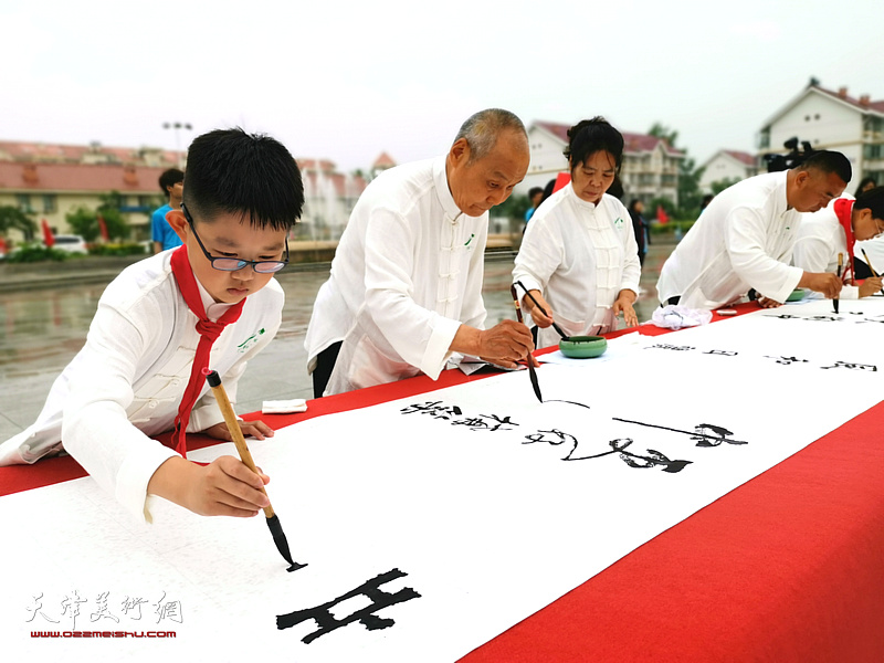  西青区精武镇姚村举办书写百米长卷庆建党百年活动