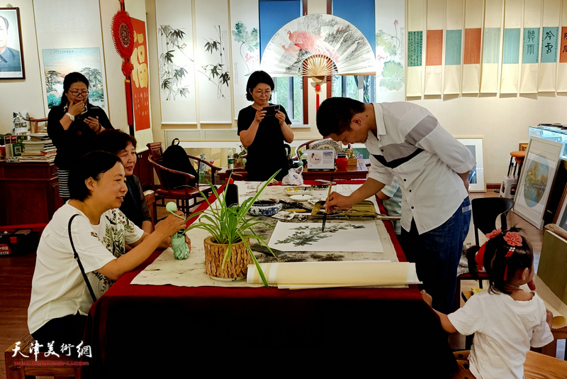郑伟在展览现场与广大书画爱好者交流。