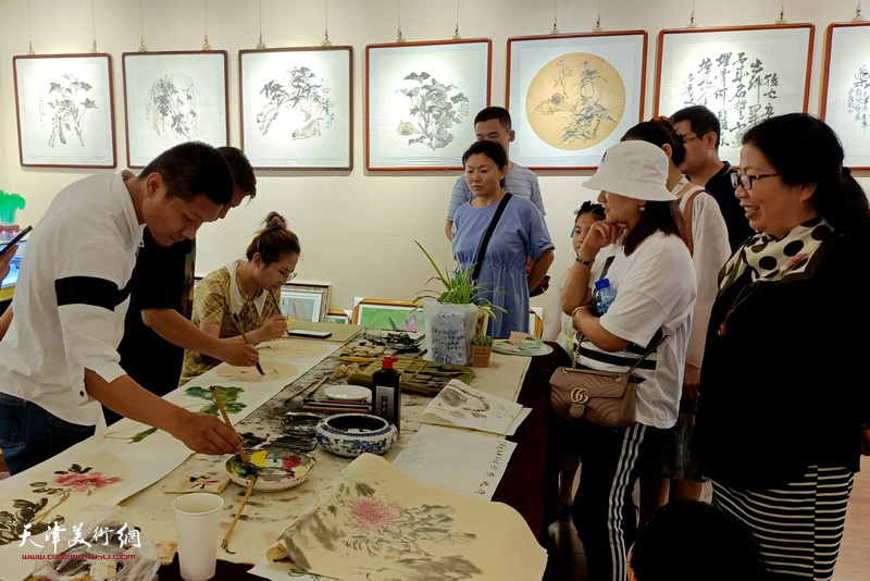 郑伟在展览现场与广大书画爱好者交流。
