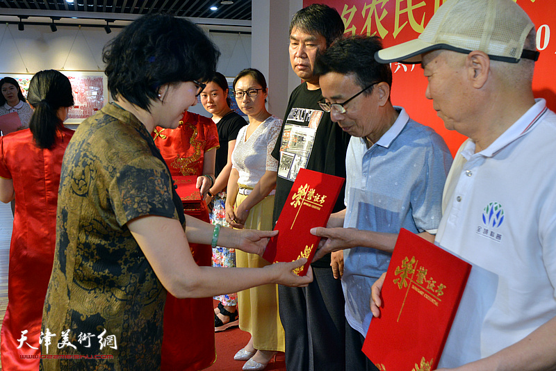 北辰区政府副区长马希荣为获奖代表丰爱东、陈连星颁奖。
