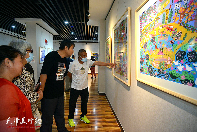 丰爱东与观众观赏展出的作品。