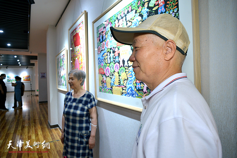 “百名农民画家礼赞百年华诞”——天津市北辰区第22届农民画展现场。