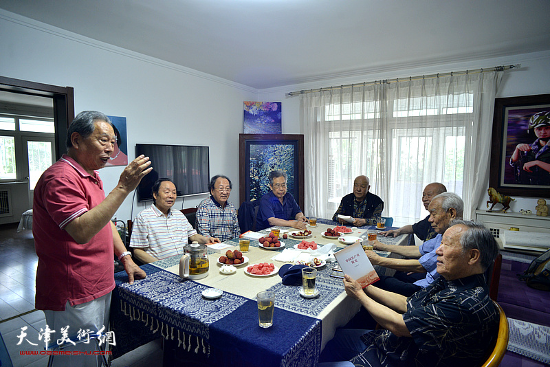 天津市老画家纪振民、赵树松、王之海、姬俊尧、王俊生、刘凤棋、向中林、霍然等八位老艺术家在霍然艺术工作室认真学习党史。