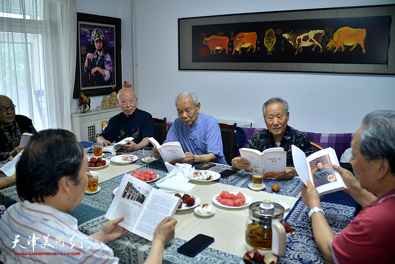 天津市老画家纪振民、赵树松、王之海、姬俊尧、王俊生、刘凤棋、向中林、霍然等八位老艺术家在霍然艺术工作室认真学习党史。