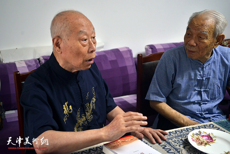 纪振民、王俊生在学习党史活动现场。