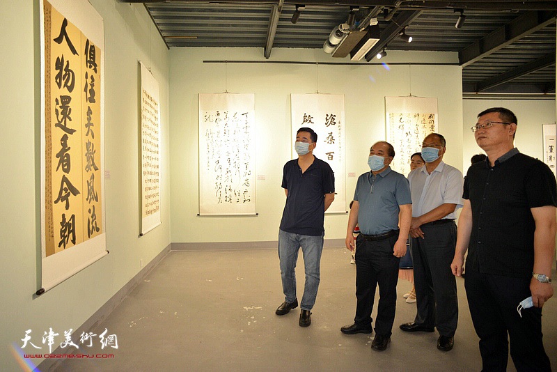 王军、王绍森、籍俊峰、邢纪庆观看展出的作品。