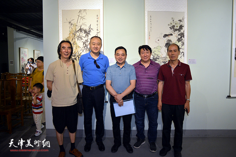 左起：卢津艺、柴博森、黄勇、主云龙、张玉忠在画展现场。