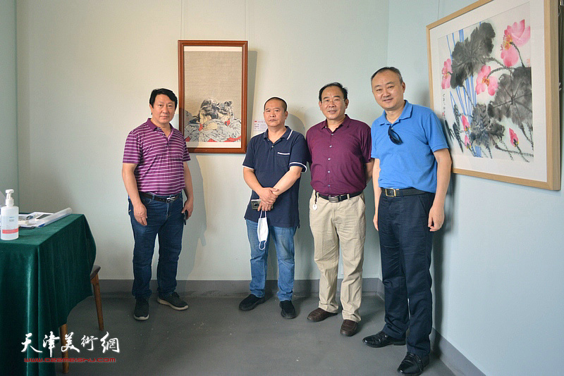 左起：主云龙、宋世凯、卞昭宏、柴博森在画展现场。
