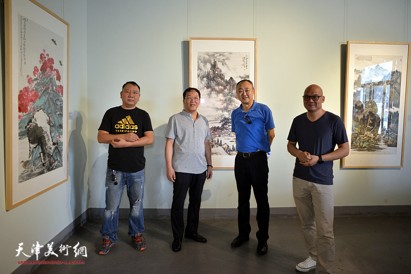 左起：范玮、顾文忠、柴博森、王凤立在画展现场。