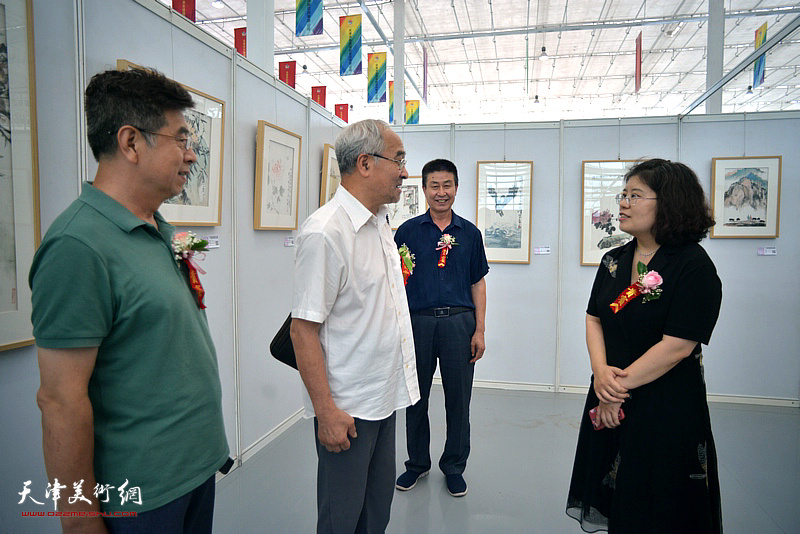 李智瑛与嘉宾在展览现场交流。