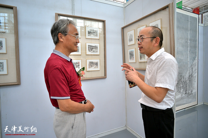 阚传好与薛富兴教授在展览现场交流。