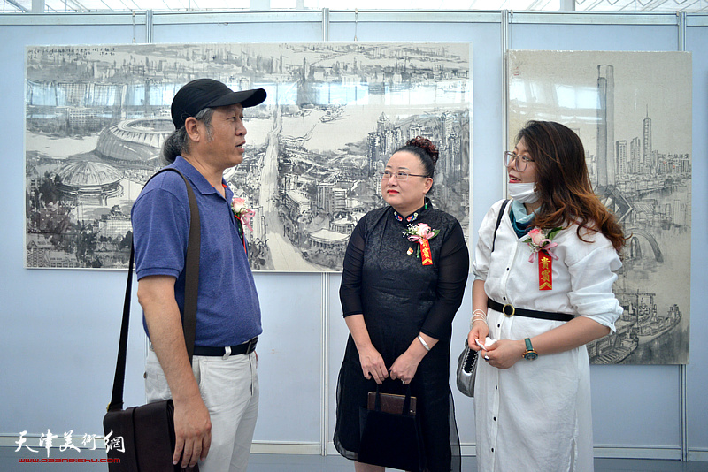 王刚、曹铁娃、顾素文在展览现场交流。