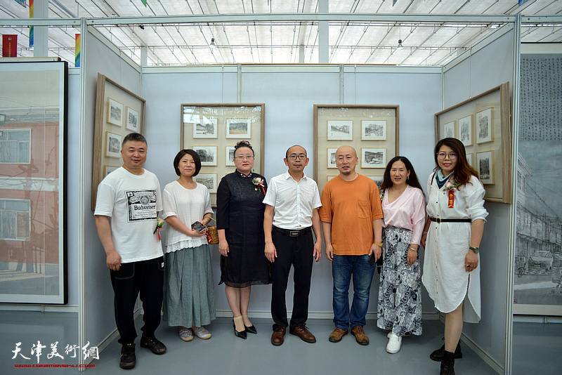 左起：窦文伟、窦士萍、曹铁娃、阚传好、路学正、陈俊伊、顾素文在展览现场。