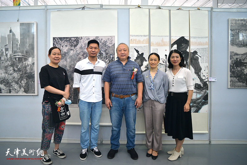 左起：谢红、郑伟、朱志刚、肖爱华、虞怡阳在展览现场。