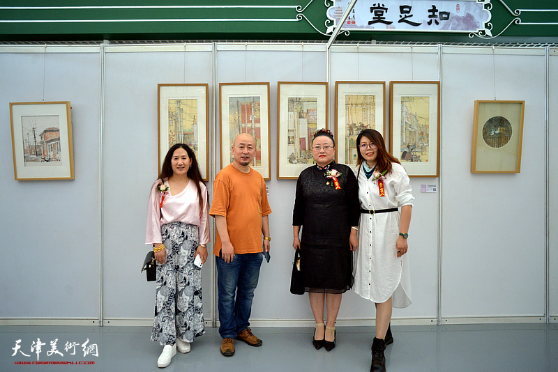 左起：陈俊伊、路学正、曹铁娃、顾素文在展览现场。